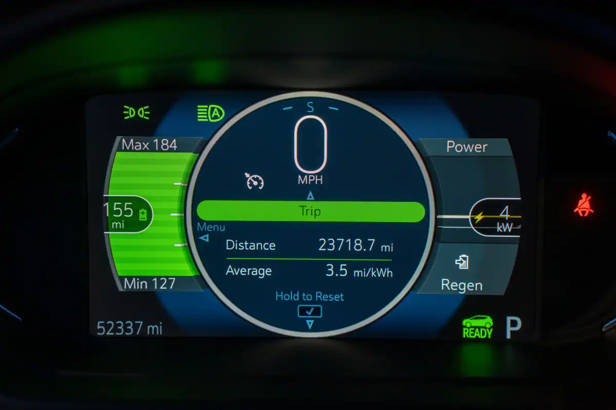 Bord digital de mașină electrică, cu nivelul bateriei și autonomia estimată