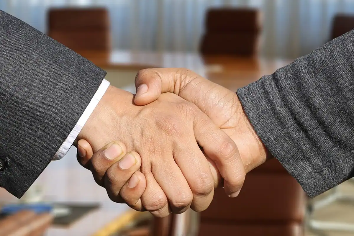 Contract și pix așezate lângă cheile unei mașini, alegerea dintre credit, leasing sau plata integrală