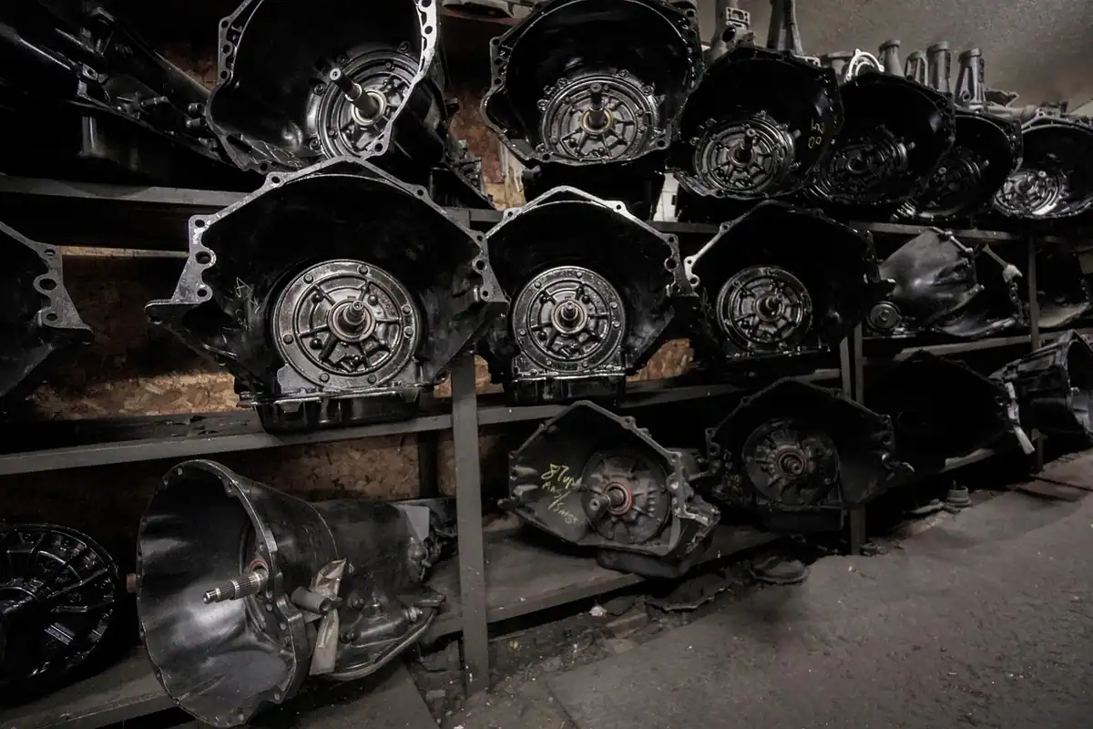 Piese de motor așezate pe masa unui atelier auto, pregătite pentru înlocuirea sistemului de distribuție