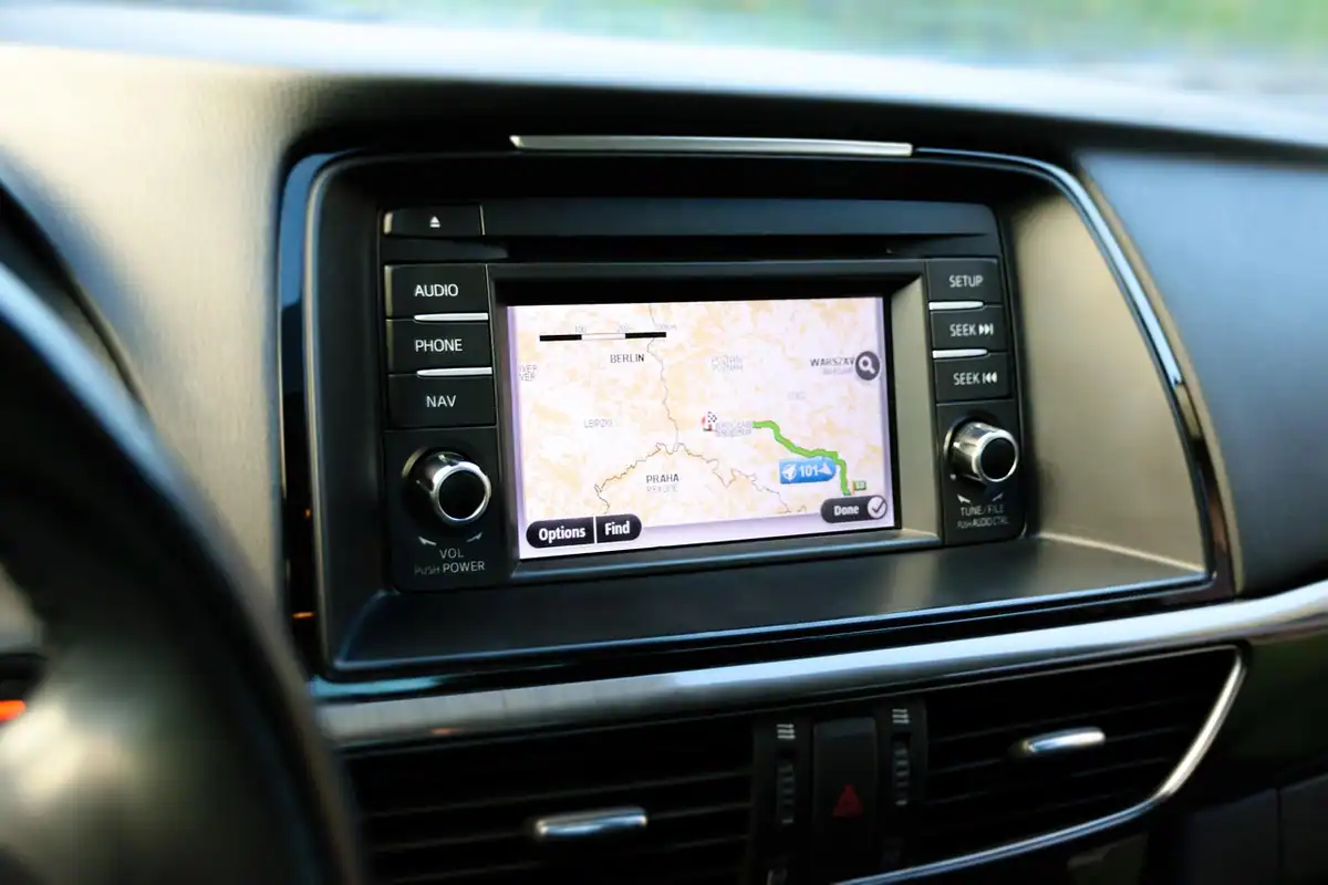 Bord modern cu ecran de infotainment și navigație, una dintre dotările la care se poate plăti în plus