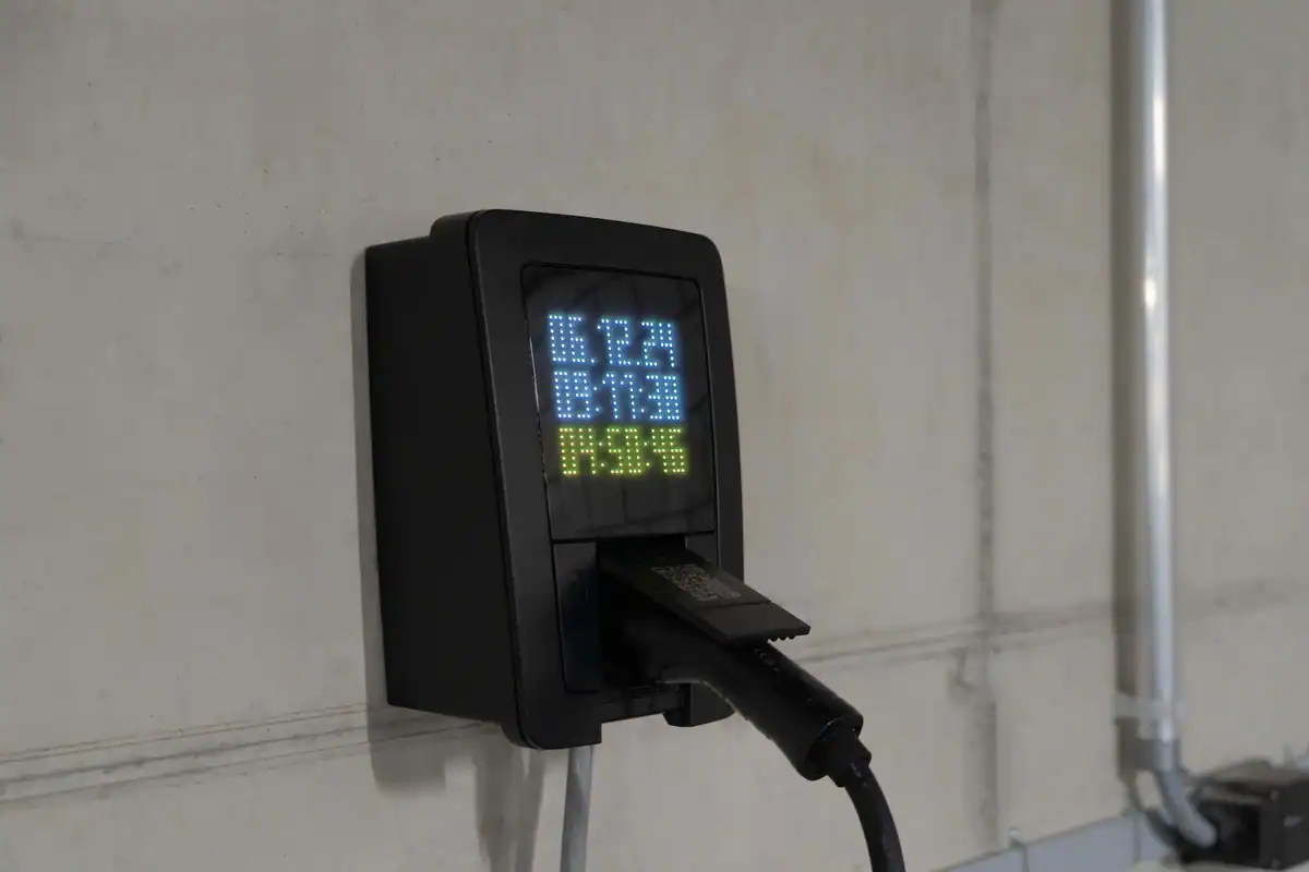 Stație de încărcare murală cu ecran digital, cu ștecherul conectat