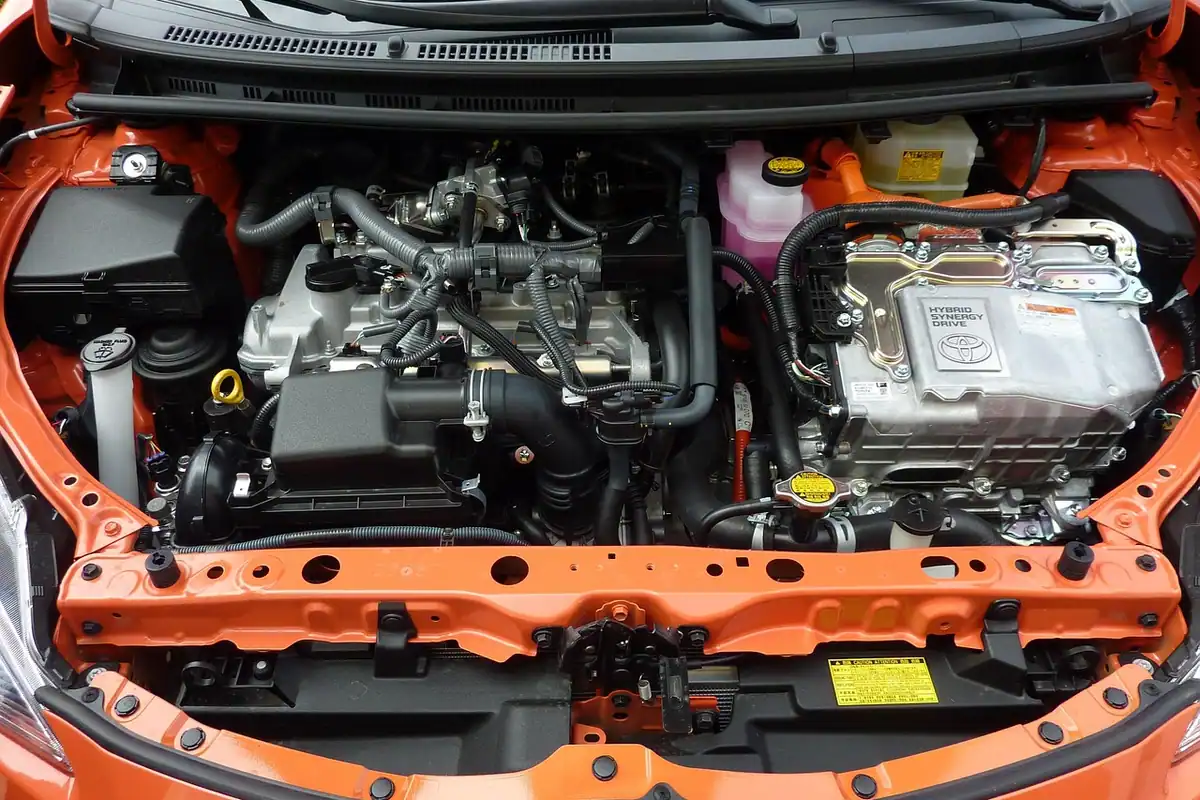 Compartiment motor al unei mașini hibride, unde motorul termic funcționează împreună cu cel electric