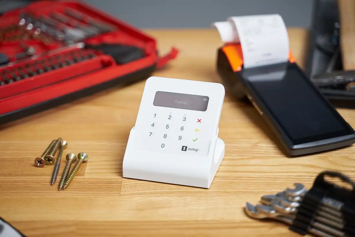 Calculator și chitanțe pe un birou, instrumente pentru calculul impozitului datorat pe mașină