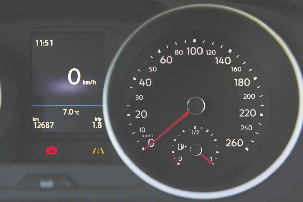 Ceasuri de bord cu vitezometru, indicator de temperatură și afișaj digital