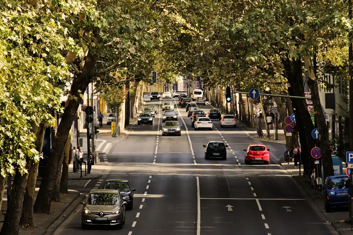 Stradă de oraș cu mașini în trafic, văzută de sus, pentru alegerea unei mașini potrivite orașului