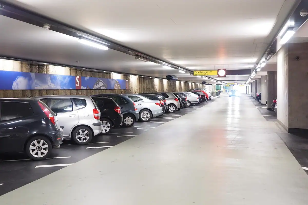 Parcare etajată cu mașini oprite mult timp, care au nevoie de pregătire înainte de a fi lăsate nefolosite
