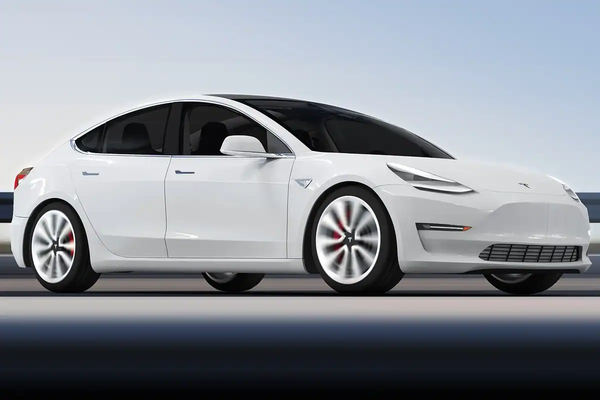 Mașină electrică Tesla văzută din lateral, pe drum, subiect al multor mituri despre autonomie și baterie