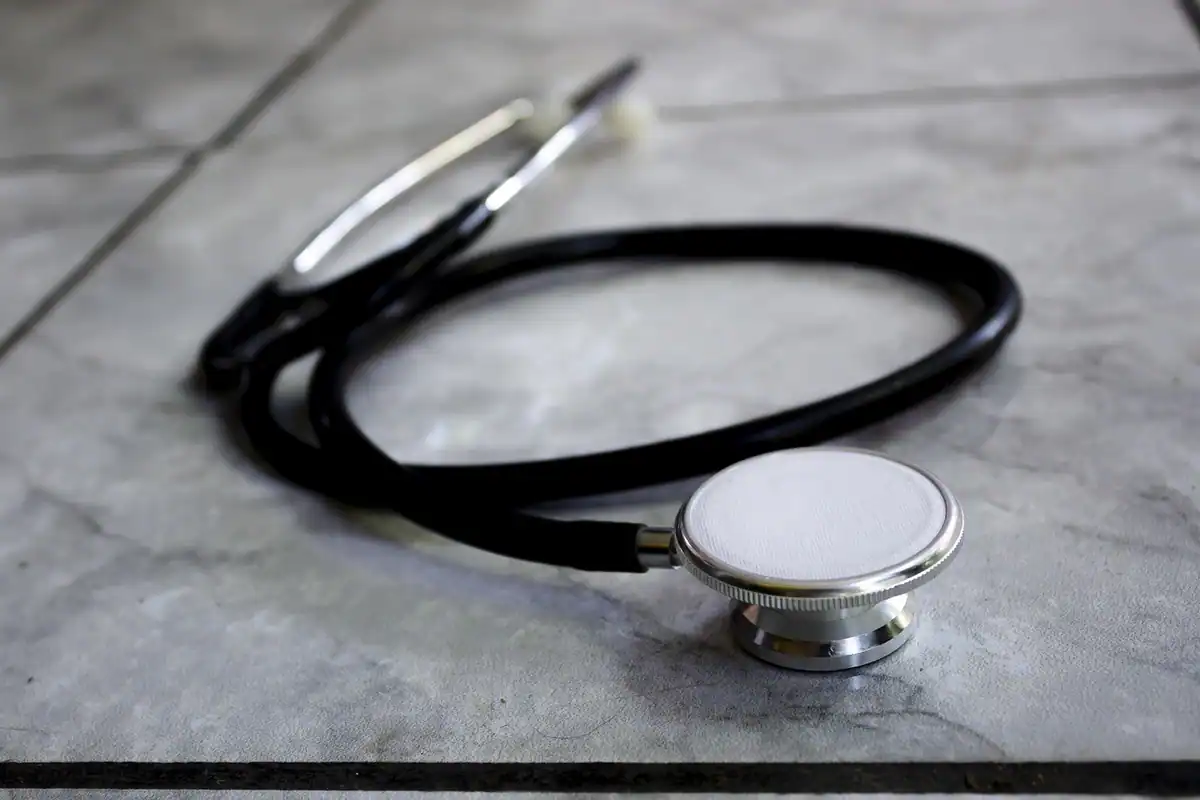 Stetoscop pe un birou cu acte medicale, vizita la medic fiind necesară la reînnoirea permisului de conducere