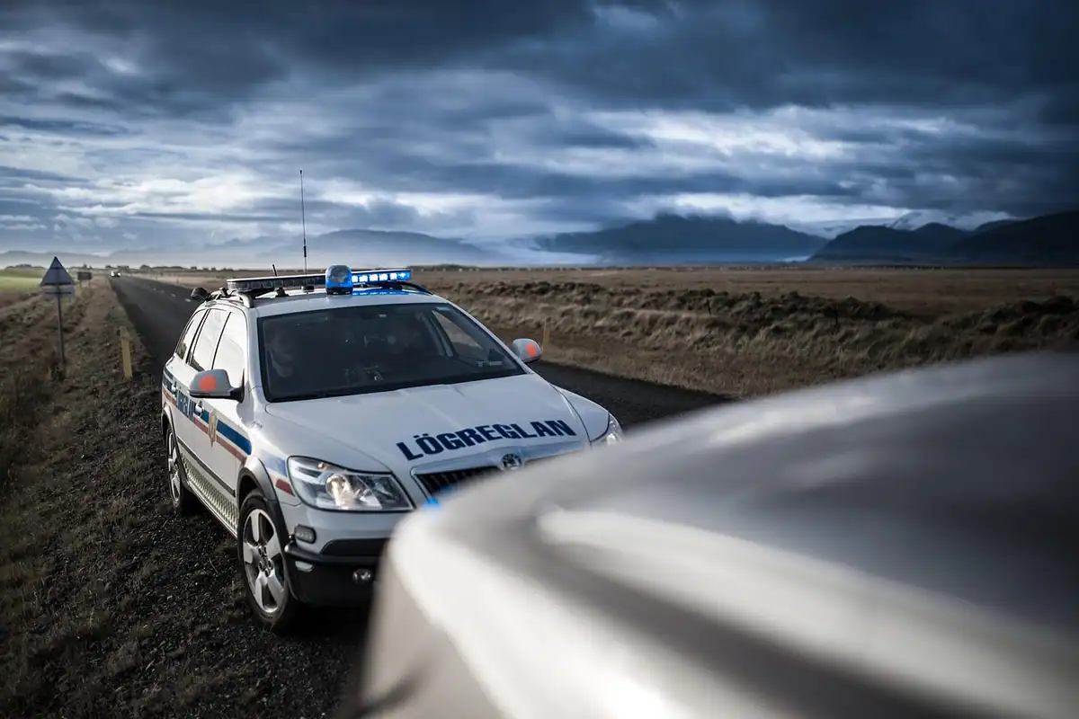 Mașină de poliție pe drum, instituția la care se anunță pierderea sau furtul actelor mașinii