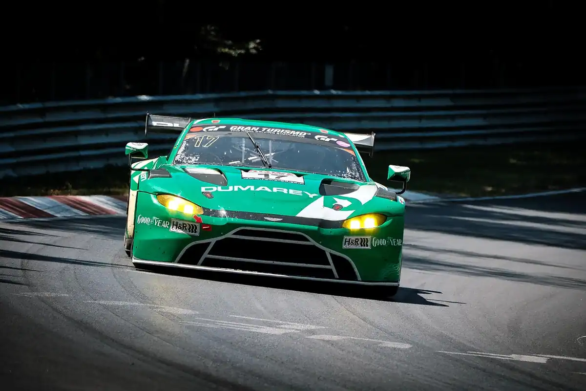 Mașină sport pe pista unui circuit, contrast cu prima mașină, mai sigură și mai ieftină, a unui începător