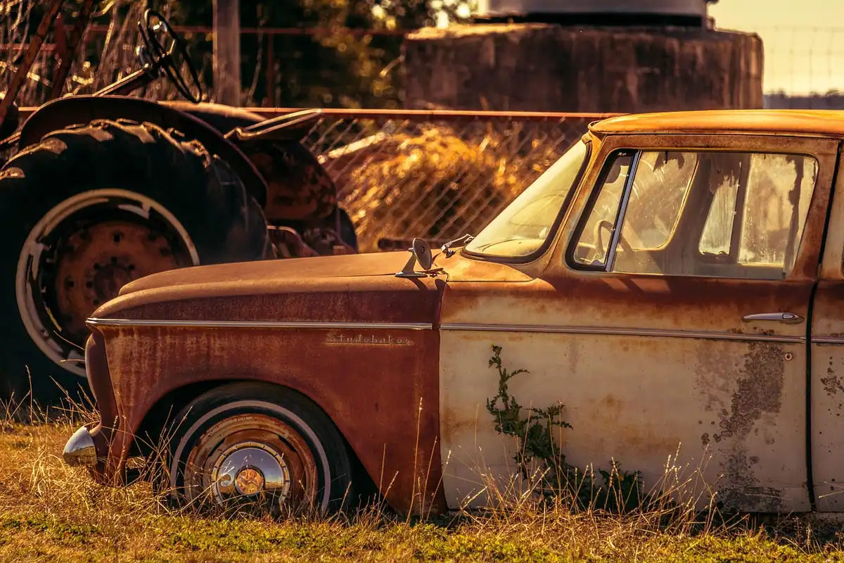 Mașină veche și ruginită abandonată într-un teren, tipul de autoturism care se radiază din circulație